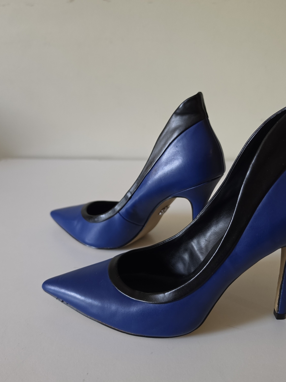 Rock & Republic Women's Blue Pointed Toe Stiletto Pumps - Picture 7 of 10